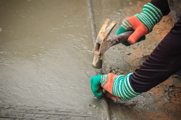 Ranurado Pavimento Hormigón Por Trabajador Utilizó Una Barra Acero Deformada — Foto de Stock