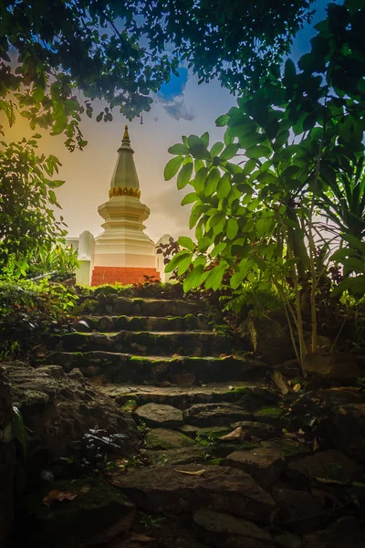 美丽的景观和建筑在 Wat Sirindhorn Wararam Phu Pro 公共寺庙在 Ubon Ratchathani 附近的 — 图库照片