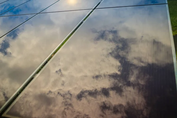 Células Solares Panel Fotovoltaico Con Reflejo Luz Solar Cielo Azul — Foto de Stock