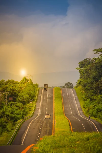 Carretera Pendiente Con Sol Isla Tráfico Verde Autopista Cuatro Carriles —  Fotos de Stock