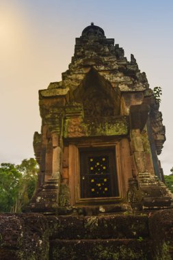 Narai Cheng Weng veya Phra ki Narai Jengveng, bulunan Amphur Muang Sakon Nakhon Eyaleti, stupa Phra kumtaşı bir laterite üssü inşa ve güzel oyma.