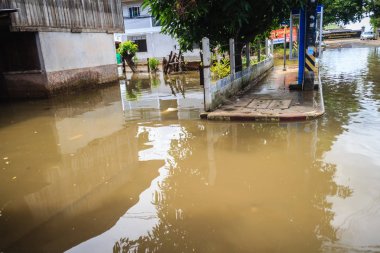 Sakon Nakhon, Tayland - 4 Ağustos 2017: Ağır bir durum kentsel Sakon Nakhon, Tayland sel zorluk ulaşım. Sakon Nakhon içinde ağır selden sonra tropik fırtına Sonca.