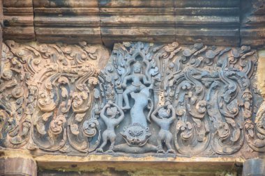 Güzel kumtaşı lento, kapı ve windows Bapuan Khmer sanat Phra ki Narai Cheng Weng, Sakon Nakhon, Tayland, Thailand, aslan öldürme Lord Krishna'nın craved.