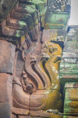 Güzel kumtaşı lento, kapı ve windows Bapuan Khmer sanat Phra ki Narai Cheng Weng, Sakon Nakhon, Tayland, Thailand, aslan öldürme Lord Krishna'nın craved.