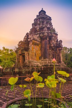 Narai Cheng Weng veya Phra ki Narai Jengveng, bulunan Amphur Muang Sakon Nakhon Eyaleti, stupa Phra kumtaşı bir laterite üssü inşa ve güzel oyma.