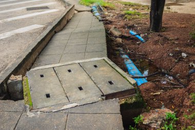 Toprak kaymaları ve belediye su boruları neden sel su akışı kırık Pvc yapılmış. Su kaynaklarının büyük Pvc Boru sel ve erozyon kırılmıştı.