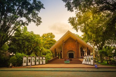 Sakon Nakhon, Tayland - 4 Ağustos 2017: Güzel duvarlar pişmiş toprak zemin içinde müze binası Luangpoo Mun Buritatto, ünlü sıkı monk ile dekore edilmiştir. Wat Pa Sutthawat, Sakon Nakhon bulunan