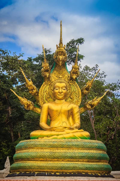 Bela Estátua Dourada Buda Com Sete Cabeças Phaya Naga Sob — Fotografia de Stock