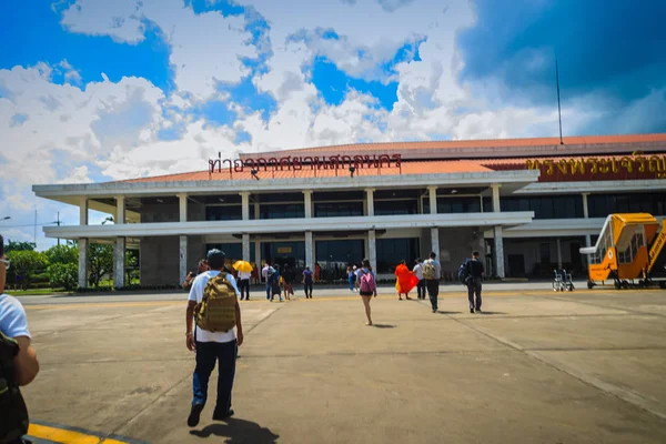 サコンナ コーン県 2017 着陸後 乗客に歩いているサコンナ コーン空港ターミナルビルを受信 — ストック写真