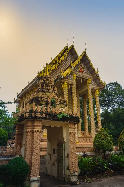 Όμορφη Χρυσή Βουδιστικής Εκκλησίας Στο Wat Sutdhawas Σακον Νακον Ταϊλάνδη — Φωτογραφία Αρχείου