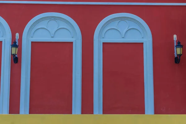 Klasik Beyaz Kemer Kapı Model Kırmızı Duvar Arka Plan Üzerinde — Stok fotoğraf