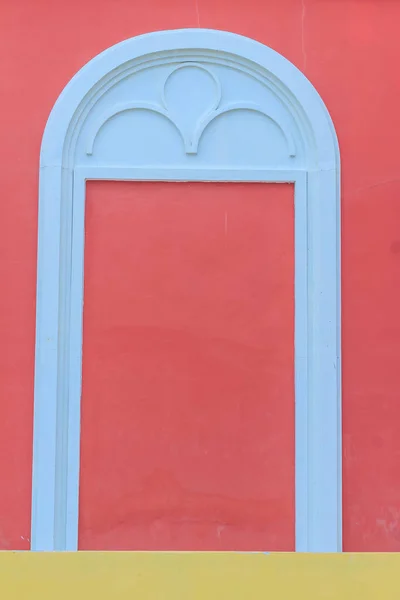 Klassisches Weißes Torbogen Muster Auf Rotem Wandhintergrund — Stockfoto
