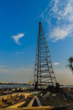 Mavi gökyüzü arka plan karşı Nehri yakınında iskele inşaat sahasında makine ile betonarme kazık çakma.
