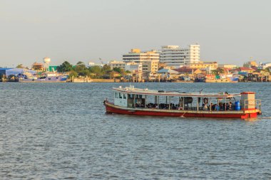Samut Prakan, Tayland - 25 Şubat 2017: Kamu hizmeti sırasında Choa Phraya Nehri feribot. Tayland Körfezi üzerinde Chao Phraya Nehri'nin ağzında Samut Prakan mevcuttur.