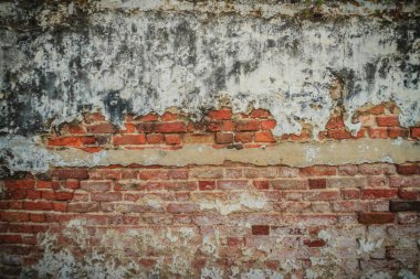 Eski tarihi kırık tuğla güneşli yaz günde arka plan duvar. Kırmızı tuğla eski duvar doku arka plan soyut. Kalıntılar kırmızı tuğla çökmekte düzensiz arka plan doku duvar.