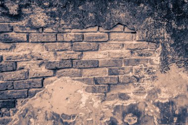 Eski tarihi kırık tuğla güneşli yaz günde arka plan duvar. Kırmızı tuğla eski duvar doku arka plan soyut. Kalıntılar kırmızı tuğla çökmekte düzensiz arka plan doku duvar.