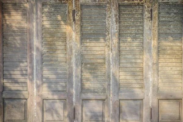 古老的木制秋千门背景 复古的老木制折叠门纹理 古色古香的秋千门或折叠门在老木商业大厦 — 图库照片