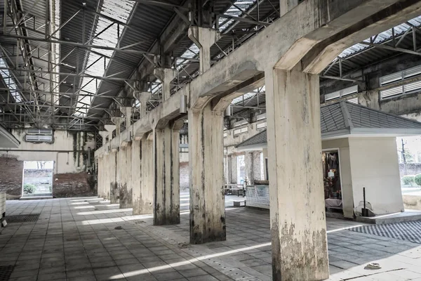 Ruiny Starej Opuszczonej Fabryce Widzenia Opuszczonym Magazynie Wewnątrz Półprzezroczysty Dach — Zdjęcie stockowe