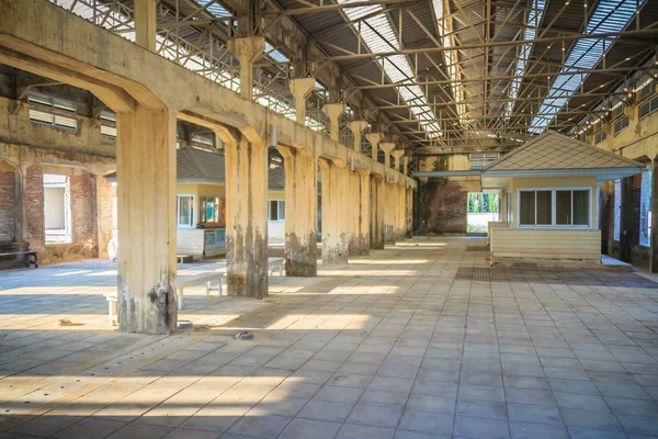 Bir Eski Terk Edilmiş Fabrikası Kalıntıları Terk Edilmiş Depo Ile — Stok fotoğraf