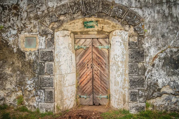 View Old Ancient Weathered Double Doors Historical Site — Stock Photo, Image