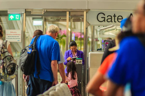 Bangkok Tailandia Mayo 2017 Asistente Vuelo Está Revisando Pasaportes Tarjetas — Foto de Stock