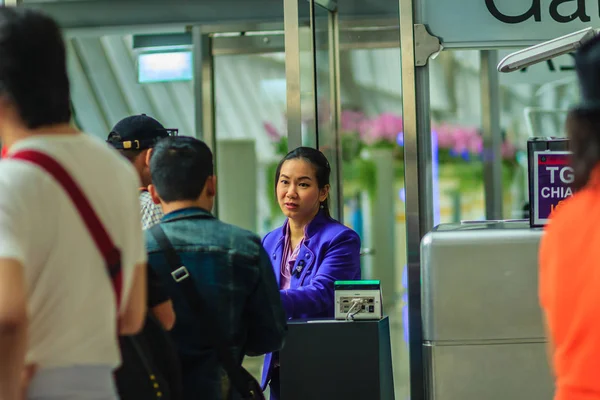 バンコク 2017 飛行機の乗務員はパスポートをチェックし スワンナプーム空港ターミナル ゲート出発ホール内部の乗客の搭乗券終了 — ストック写真