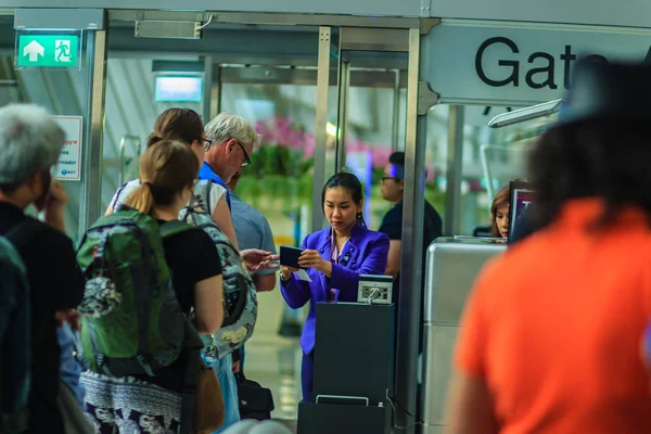 バンコク 2017 飛行機の乗務員はパスポートをチェックし スワンナプーム空港ターミナル ゲート出発ホール内部の乗客の搭乗券終了 — ストック写真