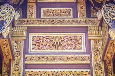 Güzel craved Buda Chiang Mai Tay 's Kuzey tarzı kilisede Wat Chedi Liam, antik tapınak Wiang Kum Kam arkeolojik alanda gables üzerinde orman şekillerindeki hayvanlarla.