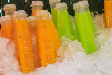 Tutku meyvesi şişelenmiş, guava ve mango suyu buz kutusunda Satılık fiyat etiketi ile sokak gıda durak, taze meyve suyu olarak sergilendi.