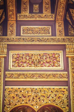 Güzel craved Buda Chiang Mai Tay 's Kuzey tarzı kilisede Wat Chedi Liam, antik tapınak Wiang Kum Kam arkeolojik alanda gables üzerinde orman şekillerindeki hayvanlarla.