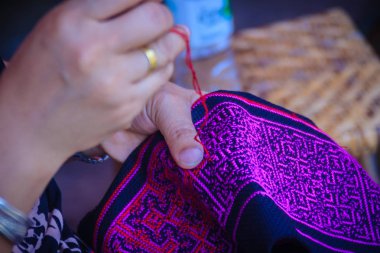 Hmong kadının el yakından kabile giyim dikiş iğne ve iplik Doi Puis Hmong etnik hill-kabile Köyü, Chiang Mai, Tayland ile dikiş