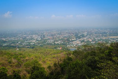 Chiang Mai cityscape görünümü Doi Suthep hills bakış açısından. 180 derece Chiang Mai şehrin ayaklarınızın altında görebilirsiniz. Chiang Mai Kuzey Tayland en büyük şehridir.
