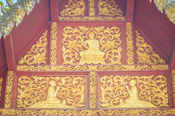 美丽的渴望佛像与动物在森林图案上的泰国北部风格的教堂在瓦切迪利亚姆寺 在维昂库姆锦考古区的古老寺庙之一 — 图库照片