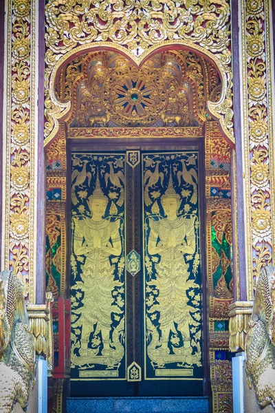 Beautiful Golden Craved Angels Thai Style Church Entrance Door Селективный — стоковое фото