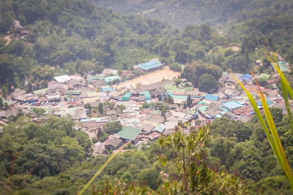 多伊普伊斯苗族山腰部落村 鸟从悬崖上看到了山上的绿色森林背景 Doi Pei Mong 部落村位于清迈 Doi Suthep Pui 国家公园 — 图库照片