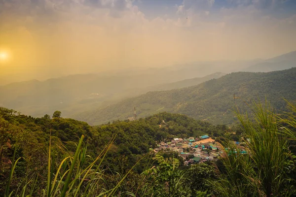多伊普伊斯苗族山腰部落村 鸟从悬崖上看到了山上的绿色森林背景 Doi Pei Mong 部落村位于清迈 Doi Suthep Pui 国家公园 — 图库照片