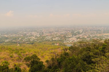 Chiang Mai cityscape görünümü Doi Suthep hills bakış açısından. 180 derece Chiang Mai şehrin ayaklarınızın altında görebilirsiniz. Chiang Mai Kuzey Tayland en büyük şehridir.