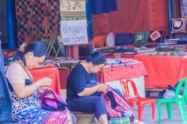 Chiang Mai, Tayland - 3 Mayıs 2017: El Hmong kadınların yakından dikiş dikiş iğne ve iplik Doi Puis Hmong etnik hill-kabile Köyü, Chiang Mai, Tayland ile geleneksel aşiret giyim