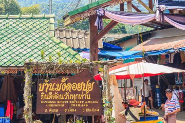 Chiang Mai, Tayland - 3 Mayıs 2017: DOI Pui Hmong kabile köyü Doi Suthep-Pui Milli Parkı üzerinde yer alır. Köylüler geleneksel giysiler giymek, el sanatları satmak ve Hmong tarzı evlerde yaşamak.