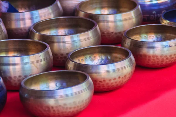 Тибетские Чаши Продажи Антикварном Рынке Поющие Чаши Известные Гонги Ринов — стоковое фото