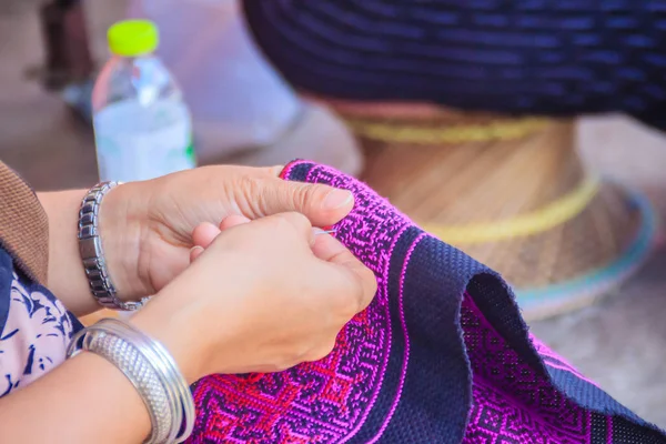 Cerca Mano Mujer Hmong Está Cosiendo Ropa Tribal Tradicional Con —  Fotos de Stock