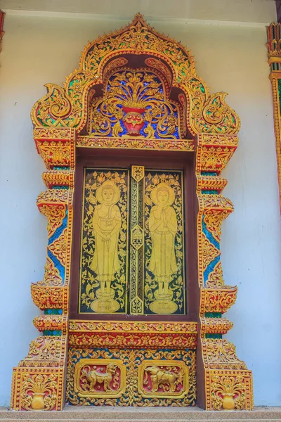 Wunderschöne Tempelfenster Thailändischen Stil Mit Goldenem Buddha Auf Den Fensterscheiben — Stockfoto