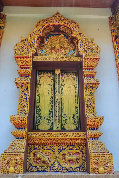 Wunderschöne Tempelfenster Thailändischen Stil Mit Goldenem Buddha Auf Den Fensterscheiben — Stockfoto