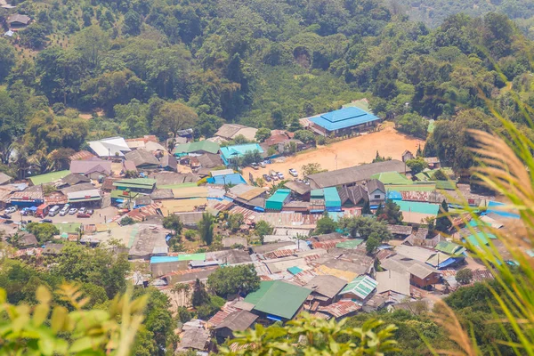 多伊普伊斯苗族山腰部落村 鸟从悬崖上看到了山上的绿色森林背景 Doi Pei Mong 部落村位于清迈 Doi Suthep Pui 国家公园 — 图库照片