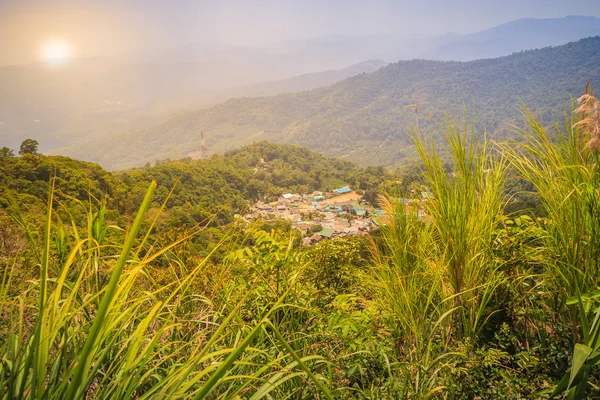 多伊普伊斯苗族山腰部落村 鸟从悬崖上看到了山上的绿色森林背景 Doi Pei Mong 部落村位于清迈 Doi Suthep Pui 国家公园 — 图库照片