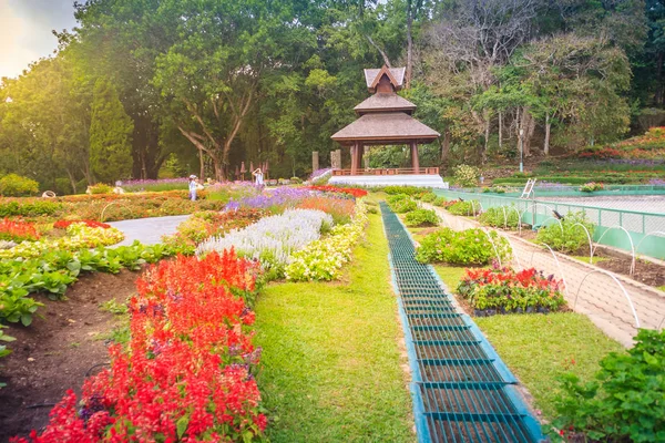 Vista Colorida Del Paisaje Del Jardín Flores Pabellón Madera Del —  Fotos de Stock