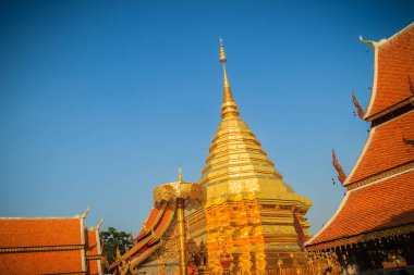 Güzel Kuzey Tayland altın kilise ve pagoda Wat Phra Bu DOI Suthep, ünlü Tapınak, mimari tarzı ve Chiang Mai, Tayland dönüm noktası oldu.