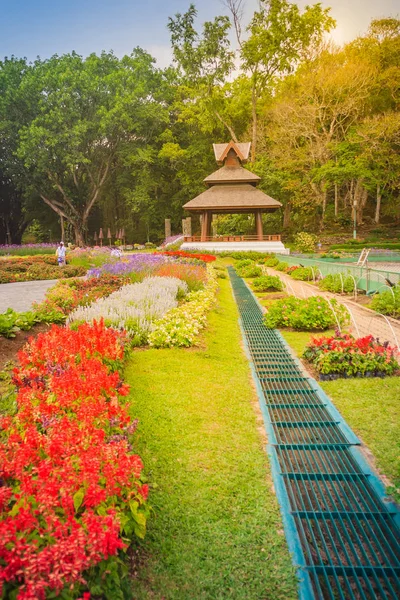 Vista Colorida Del Paisaje Del Jardín Flores Pabellón Madera Del —  Fotos de Stock