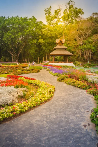 Vista Colorida Del Paisaje Del Jardín Flores Pabellón Madera Del —  Fotos de Stock