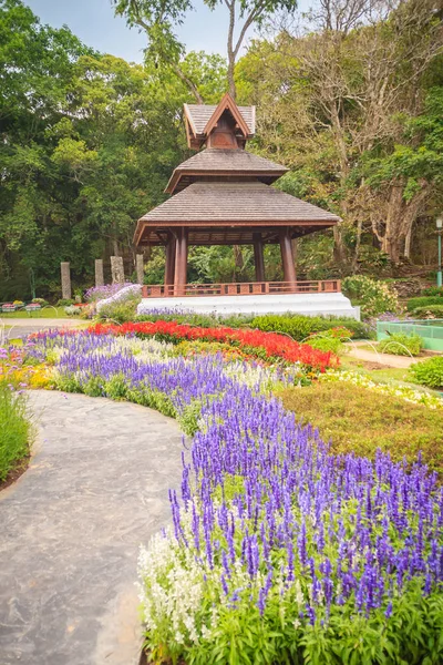 Bunte Landschaft Blick Auf Blumengarten Und Nördlichen Thailändischen Stil Holzpavillon — Stockfoto